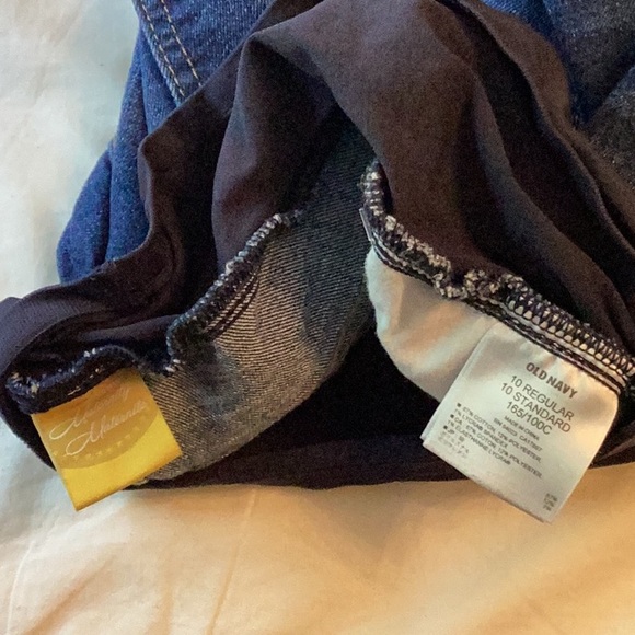 Old navy maternity shorts - Picture 3 of 3